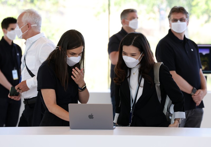 Laptop MacBook Air yang baru didesain ulang ditampilkan selama WWDC22 di Apple Park pada 06 Juni 2022 di Cupertino, California. CEO Apple Tim Cook memulai konferensi pengembang tahunan WWDC22. (Getty Images/Justin Sullivan) Laptop MacBook Air yang baru didesain ulang ditampilkan selama WWDC22 di Apple Park pada 06 Juni 2022 di Cupertino, California. CEO Apple Tim Cook memulai konferensi pengembang tahunan WWDC22. (Getty Images/Justin Sullivan)