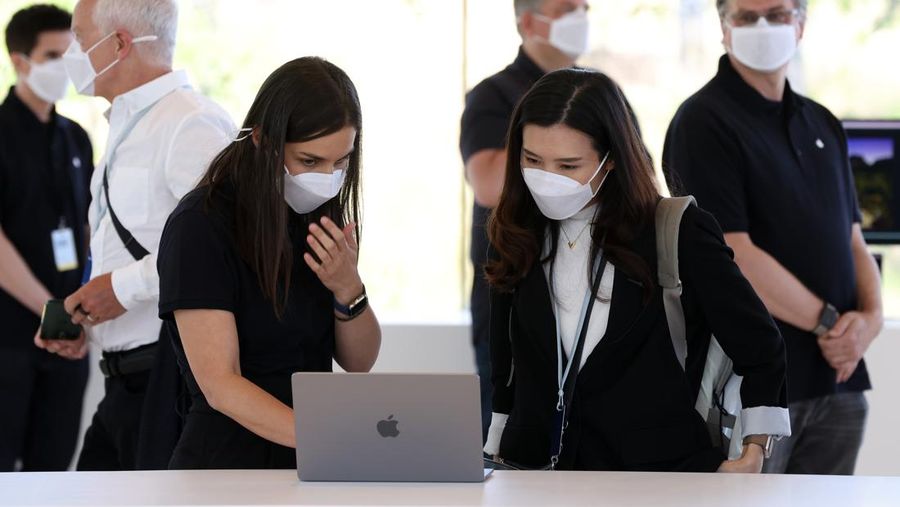 Laptop MacBook Air yang baru didesain ulang ditampilkan selama WWDC22 di Apple Park pada 06 Juni 2022 di Cupertino, California. CEO Apple Tim Cook memulai konferensi pengembang tahunan WWDC22. (Getty Images/Justin Sullivan)