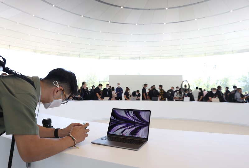 Laptop MacBook Air yang baru didesain ulang ditampilkan selama WWDC22 di Apple Park pada 06 Juni 2022 di Cupertino, California. CEO Apple Tim Cook memulai konferensi pengembang tahunan WWDC22. (Getty Images/Justin Sullivan) Laptop MacBook Air yang baru didesain ulang ditampilkan selama WWDC22 di Apple Park pada 06 Juni 2022 di Cupertino, California. CEO Apple Tim Cook memulai konferensi pengembang tahunan WWDC22. (Getty Images/Justin Sullivan)