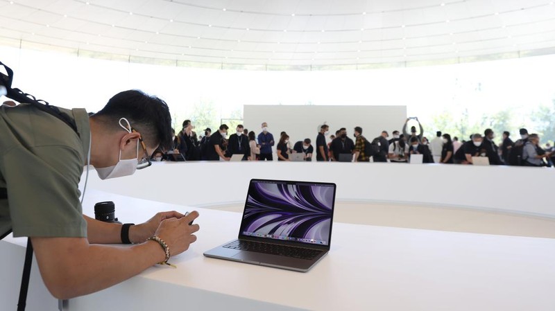 Laptop MacBook Air yang baru didesain ulang ditampilkan selama WWDC22 di Apple Park pada 06 Juni 2022 di Cupertino, California. CEO Apple Tim Cook memulai konferensi pengembang tahunan WWDC22. (Getty Images/Justin Sullivan)