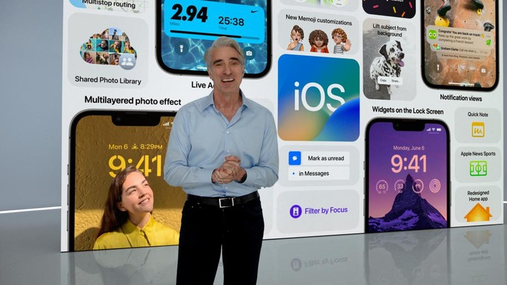 Wakil Presiden Senior Rekayasa Perangkat Lunak Apple Craig Federighi berbicara tentang fitur perangkat lunak baru di iOS 16 dalam gambar diam ini dari video utama yang memulai WWDC22 di Cupertino, California, AS yang dirilis 6 Juni 2022.. (via REUTERS/APPLE INC)