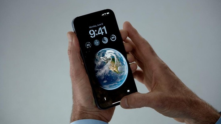Wakil Presiden Senior Rekayasa Perangkat Lunak Apple Craig Federighi menampilkan layar kunci iOS 16 yang didesain ulang dalam gambar diam ini dari video utama yang memulai WWDC22 di Cupertino, California, AS yang dirilis 6 Juni 2022. (via REUTERS/APPLE INC)