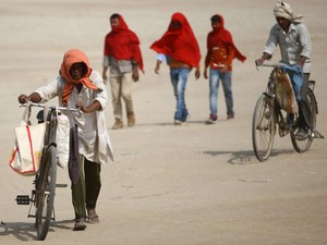 Ngerinya Dampak Panas Ekstrem India, Kurir Pingsan-Penghasilan Anjlok