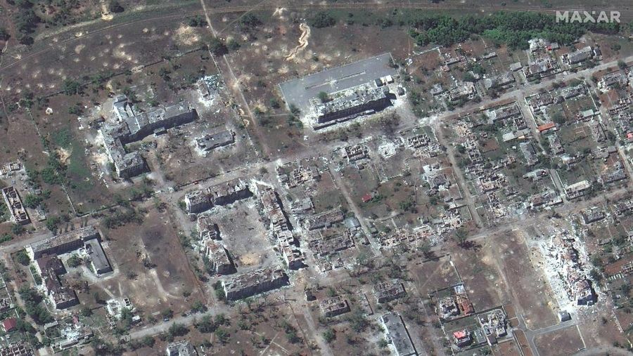 Citra satelit yang disediakan oleh Maxar Technologies ini menunjukkan bangunan yang hancur di Rubizhne, Ukraina dekat Severodonetsk, pada Senin, 6 Juni 2022. (Maxar Technologies via AP)