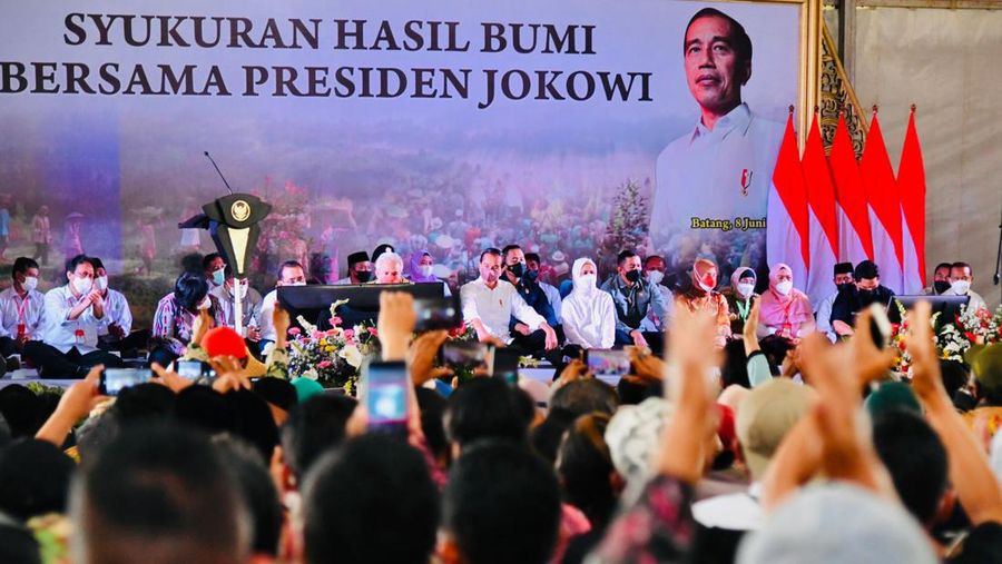 Jokowi saat menghadiri acara syukuran hasil bumi Gerakan Masyarakat (Gema) Perhutanan Sosial yang digelar di Lapangan Omah Tani, Kabupaten Batang, Provinsi Jawa Tengah, pada Rabu, 8 Juni 2022. (Dok: Biro Pers Sekretariat Presiden)