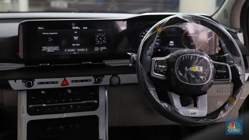 KIA Grand Carnival. Mobil ini menjadi satu-satunya MPV yang mampu menampung 11 penumpang. (CNBC Indonesia/Muhammad Sabki)