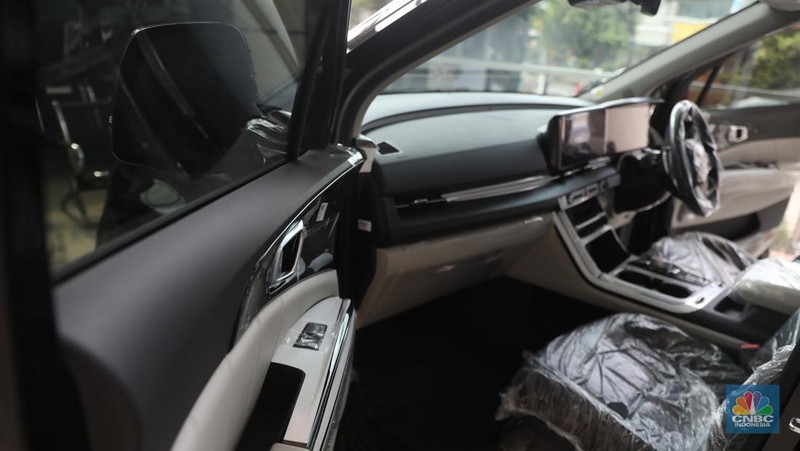 KIA Grand Carnival. Mobil ini menjadi satu-satunya MPV yang mampu menampung 11 penumpang. (CNBC Indonesia/Muhammad Sabki)