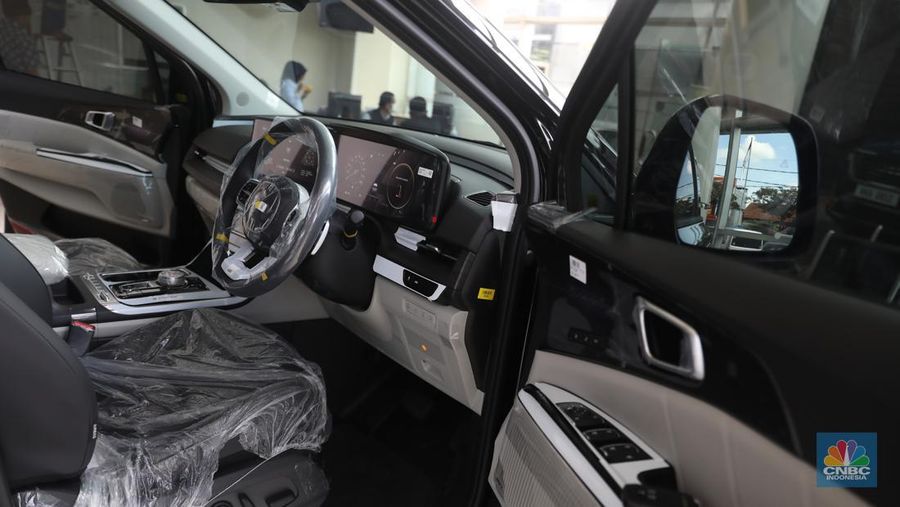 KIA Grand Carnival. Mobil ini menjadi satu-satunya MPV yang mampu menampung 11 penumpang. (CNBC Indonesia/Muhammad Sabki)
