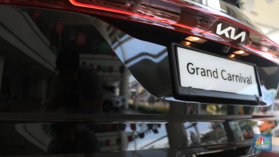 KIA Grand Carnival. Mobil ini menjadi satu-satunya MPV yang mampu menampung 11 penumpang. (CNBC Indonesia/Muhammad Sabki)