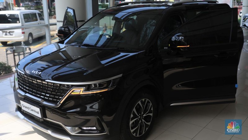 KIA Grand Carnival. Mobil ini menjadi satu-satunya MPV yang mampu menampung 11 penumpang. (CNBC Indonesia/Muhammad Sabki)