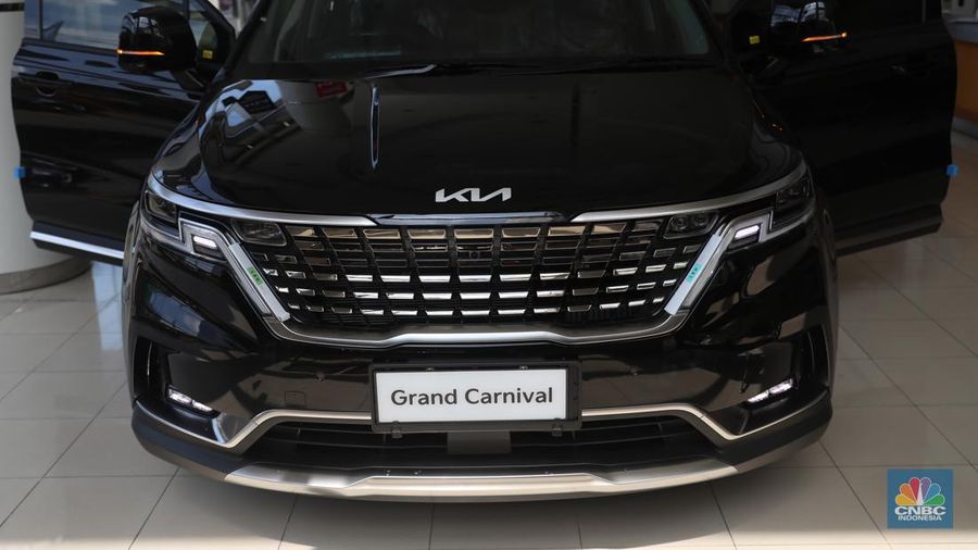 KIA Grand Carnival. Mobil ini menjadi satu-satunya MPV yang mampu menampung 11 penumpang. (CNBC Indonesia/Muhammad Sabki)