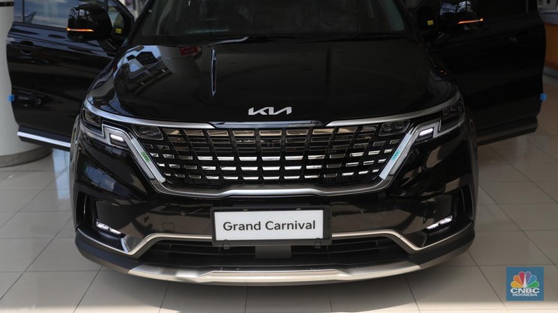 KIA Grand Carnival. Mobil ini menjadi satu-satunya MPV yang mampu menampung 11 penumpang. (CNBC Indonesia/Muhammad Sabki)