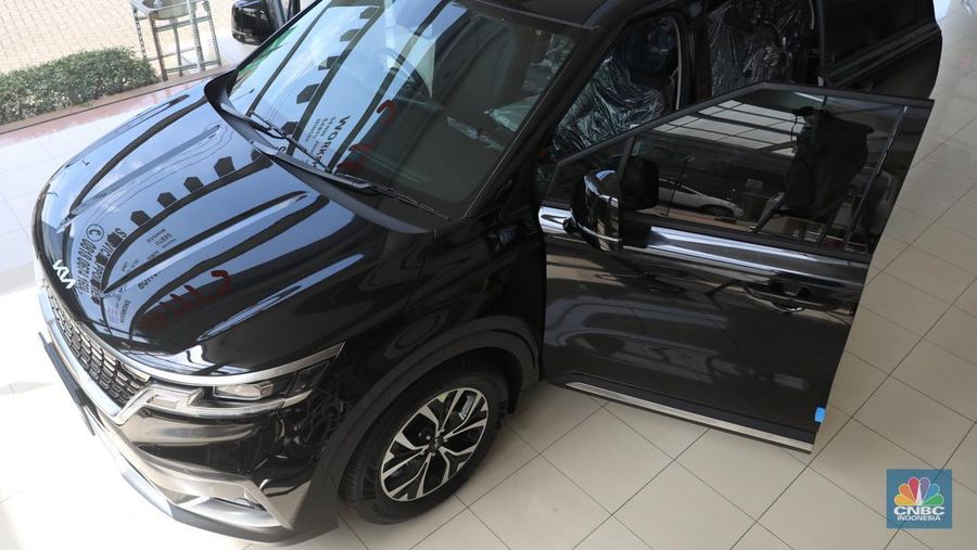 KIA Grand Carnival. Mobil ini menjadi satu-satunya MPV yang mampu menampung 11 penumpang. (CNBC Indonesia/Muhammad Sabki)