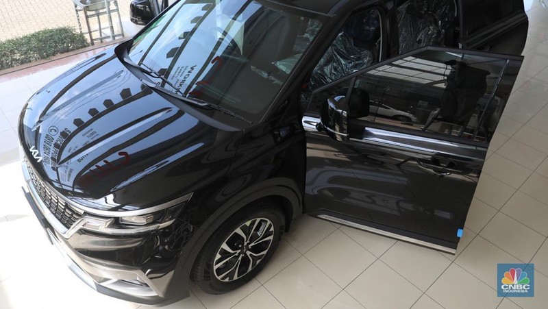 KIA Grand Carnival. Mobil ini menjadi satu-satunya MPV yang mampu menampung 11 penumpang. (CNBC Indonesia/Muhammad Sabki)