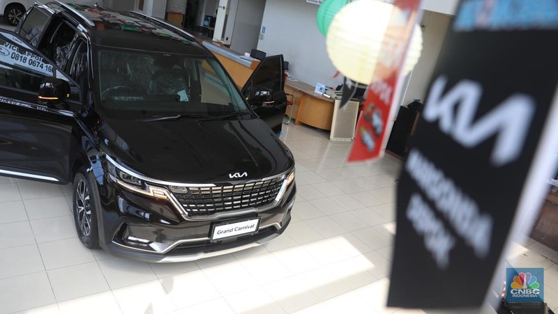 KIA Grand Carnival. Mobil ini menjadi satu-satunya MPV yang mampu menampung 11 penumpang. (CNBC Indonesia/Muhammad Sabki)