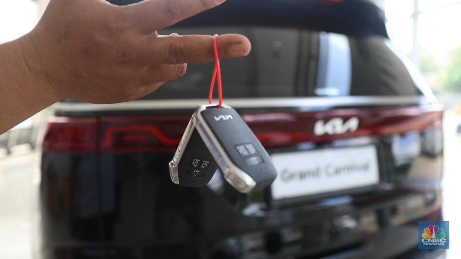 KIA Grand Carnival. Mobil ini menjadi satu-satunya MPV yang mampu menampung 11 penumpang. (CNBC Indonesia/Muhammad Sabki)