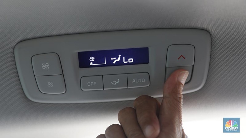 KIA Grand Carnival. Mobil ini menjadi satu-satunya MPV yang mampu menampung 11 penumpang. (CNBC Indonesia/Muhammad Sabki)