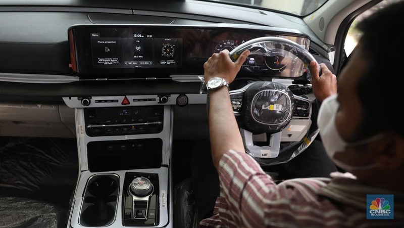 KIA Grand Carnival. Mobil ini menjadi satu-satunya MPV yang mampu menampung 11 penumpang. (CNBC Indonesia/Muhammad Sabki)