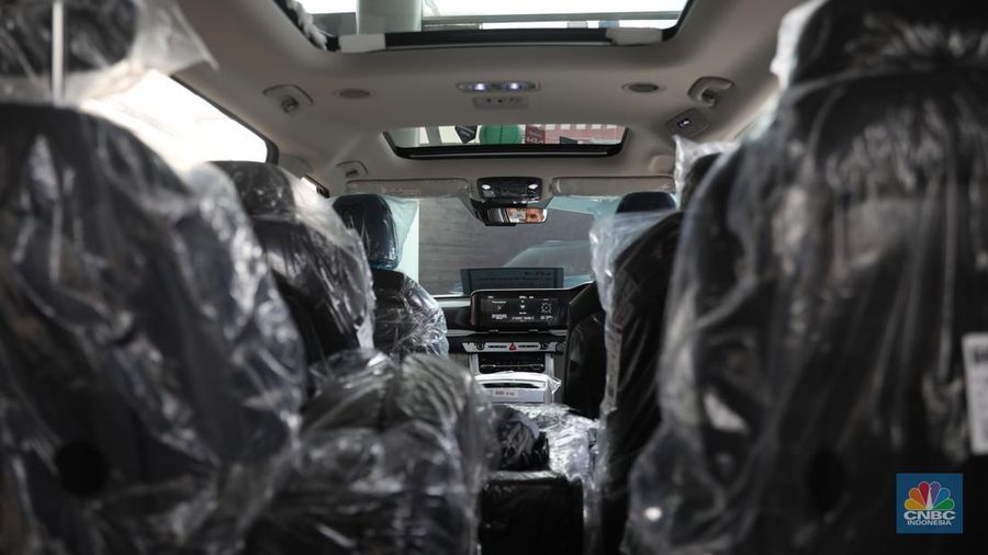 KIA Grand Carnival. Mobil ini menjadi satu-satunya MPV yang mampu menampung 11 penumpang. (CNBC Indonesia/Muhammad Sabki)