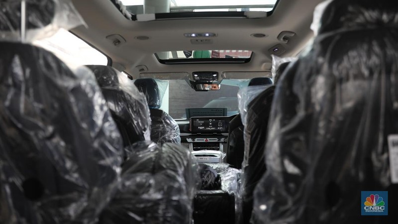 KIA Grand Carnival. Mobil ini menjadi satu-satunya MPV yang mampu menampung 11 penumpang. (CNBC Indonesia/Muhammad Sabki)