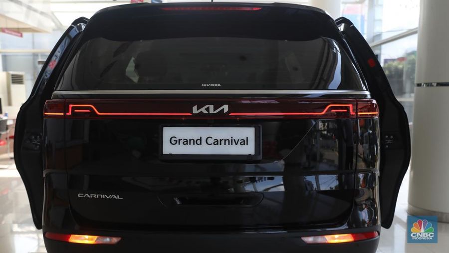 KIA Grand Carnival. Mobil ini menjadi satu-satunya MPV yang mampu menampung 11 penumpang. (CNBC Indonesia/Muhammad Sabki)