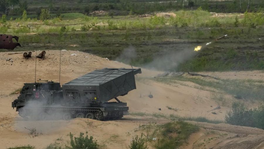M270 Multiple Launch Rocket System (MLRS) tentara Inggris menembak selama latihan militer Summer Shield 2022 di pangkalan militer Adazi, Latvia. (REUTERS/INTS KALNINS)