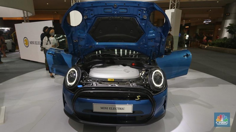 Model berpose di depan mobil MINI Electric Collection  yang baru diluncurkan di Jakarta, Rabu (8/6/2022). (CNBC Indonesia/Andrean Kristianto)