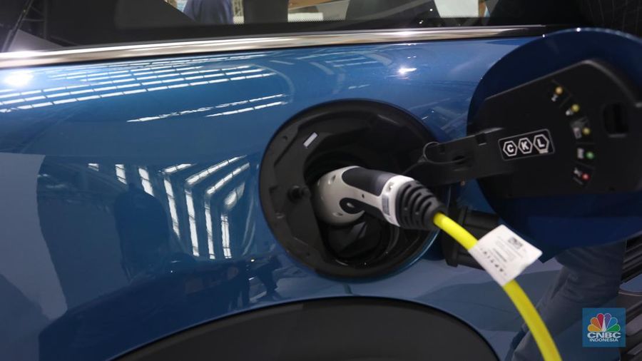 Model berpose di depan mobil MINI Electric Collection  yang baru diluncurkan di Jakarta, Rabu (8/6/2022). (CNBC Indonesia/Andrean Kristianto)