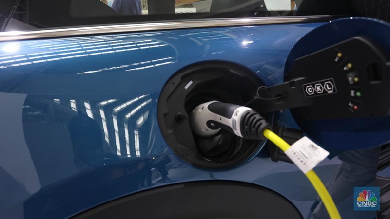 Model berpose di depan mobil MINI Electric Collection  yang baru diluncurkan di Jakarta, Rabu (8/6/2022). (CNBC Indonesia/Andrean Kristianto)
