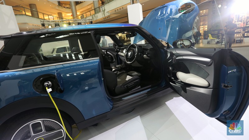 Model berpose di depan mobil MINI Electric Collection yang baru diluncurkan di Jakarta, Rabu (8/6/2022). (CNBC Indonesia/Andrean Kristianto) Model berpose di depan mobil MINI Electric Collection yang baru diluncurkan di Jakarta, Rabu (8/6/2022). (CNBC Indonesia/Andrean Kristianto)