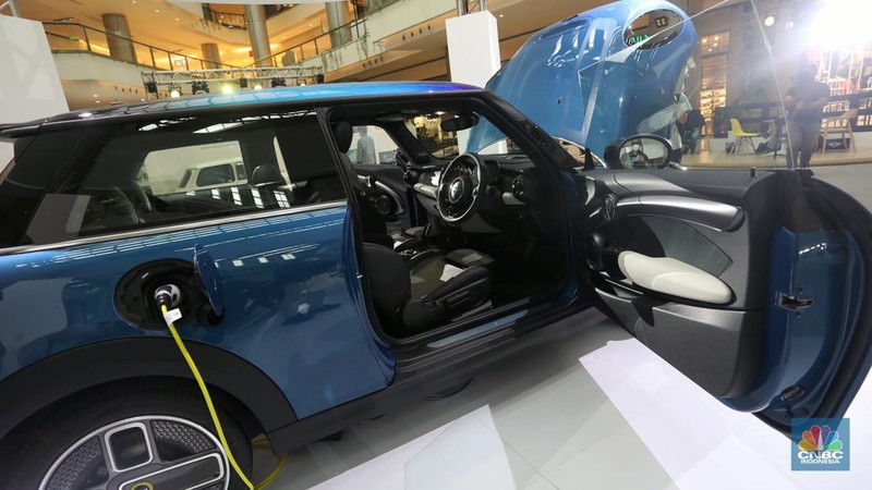 Model berpose di depan mobil MINI Electric Collection  yang baru diluncurkan di Jakarta, Rabu (8/6/2022). (CNBC Indonesia/Andrean Kristianto)