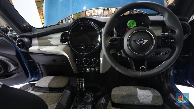 Model berpose di depan mobil MINI Electric Collection  yang baru diluncurkan di Jakarta, Rabu (8/6/2022). (CNBC Indonesia/Andrean Kristianto)