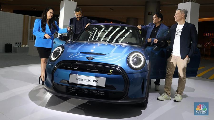 Model berpose di depan mobil MINI Electric Collection  yang baru diluncurkan di Jakarta, Rabu (8/6/2022). (CNBC Indonesia/Andrean Kristianto)