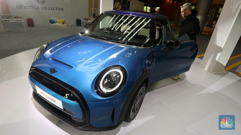 Model berpose di depan mobil MINI Electric Collection  yang baru diluncurkan di Jakarta, Rabu (8/6/2022). (CNBC Indonesia/Andrean Kristianto)