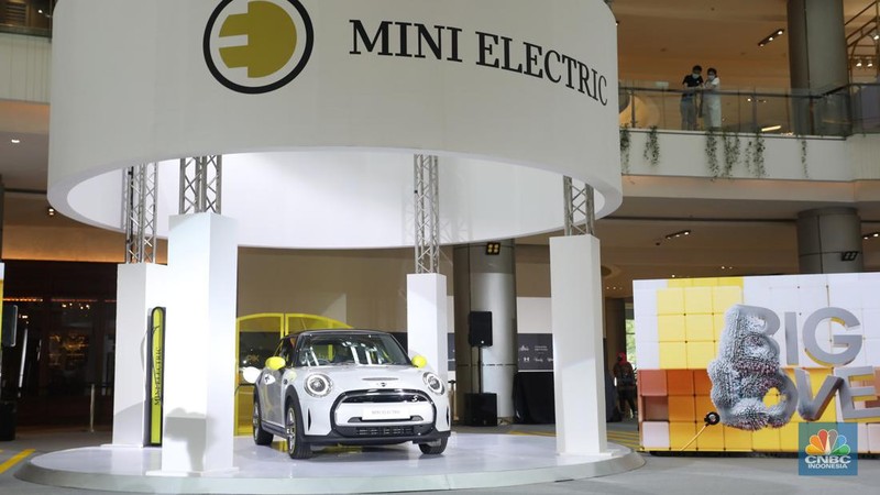 Model berpose di depan mobil MINI Electric Collection  yang baru diluncurkan di Jakarta, Rabu (8/6/2022). (CNBC Indonesia/Andrean Kristianto)