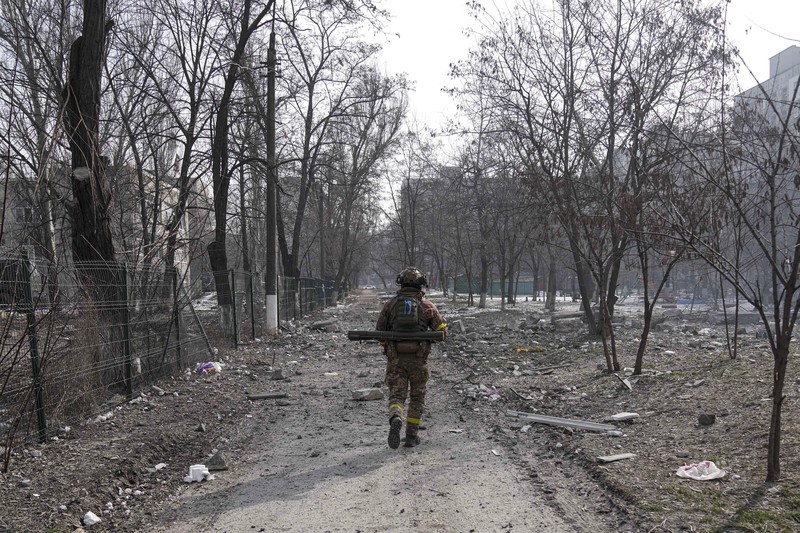 Sebuah tank tempur utama Ukraina melaju di jalan selama penembakan mortir terdekat di Severodonetsk, Ukraina timur. (AFP via Getty Images/YASUYOSHI CHIBA) Sebuah tank tempur utama Ukraina melaju di jalan selama penembakan mortir terdekat di Severodonetsk, Ukraina timur. (AFP via Getty Images/YASUYOSHI CHIBA)