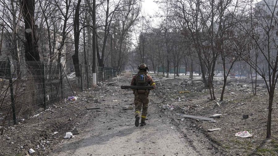 Pasukan Ukraina dilaporkan berhasil merebut kembali beberapa bagian kota Severodonetsk di Donbas Timur, di mana pasukan Rusia telah menduduki wilayah tersebut dalam beberapa pekan terakhir. (AP/Evgeniy Maloletka)