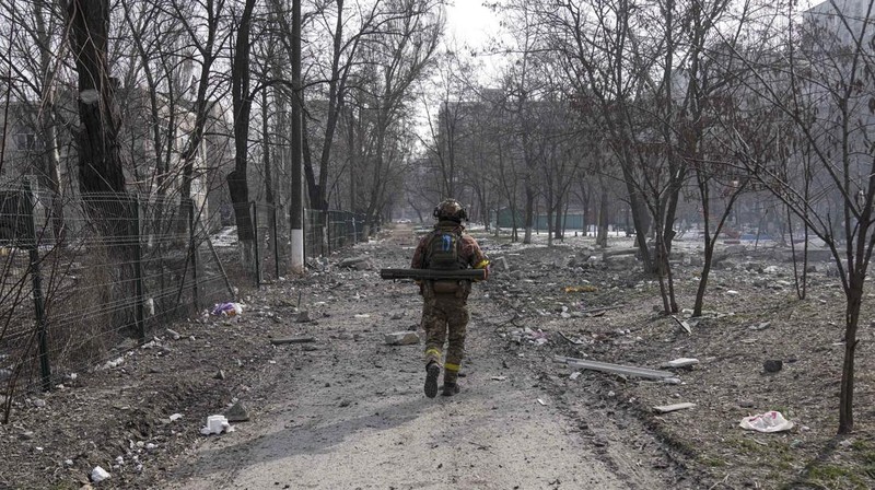 Sebuah tank tempur utama Ukraina melaju di jalan selama penembakan mortir terdekat di Severodonetsk, Ukraina timur. (AFP via Getty Images/YASUYOSHI CHIBA)