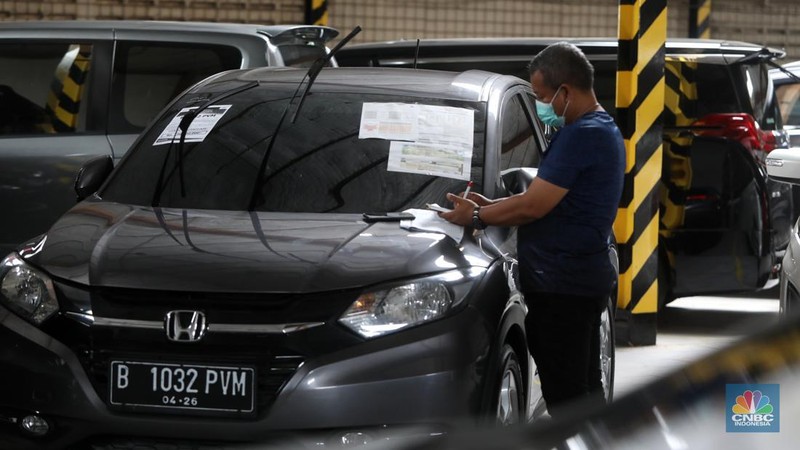 Peserta lelang melakukan pencekean kendaraan yang di lelang di Pool IBID Jl. Pulogadung No.35, RW.9, Jatinegara, Kec. Cakung, Kota Jakarta Timur, Rabu (8/6/2022). (CNBC Indonesia/Andrean Kristianto)