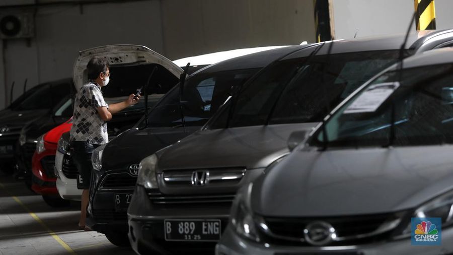 Peserta lelang melakukan pencekean kendaraan yang di lelang di Pool IBID Jl. Pulogadung No.35, RW.9, Jatinegara, Kec. Cakung, Kota Jakarta Timur, Rabu (8/6/2022). (CNBC Indonesia/Andrean Kristianto)
