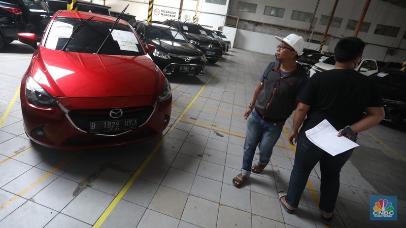 Peserta lelang melakukan pencekean kendaraan yang di lelang di Pool IBID Jl. Pulogadung No.35, RW.9, Jatinegara, Kec. Cakung, Kota Jakarta Timur, Rabu (8/6/2022). (CNBC Indonesia/Andrean Kristianto)