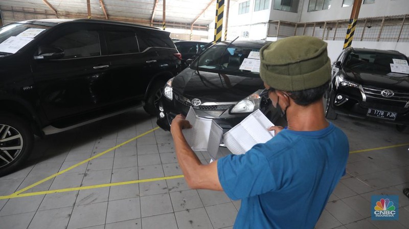 Peserta lelang melakukan pencekean kendaraan yang di lelang di Pool IBID Jl. Pulogadung No.35, RW.9, Jatinegara, Kec. Cakung, Kota Jakarta Timur, Rabu (8/6/2022). (CNBC Indonesia/Andrean Kristianto)