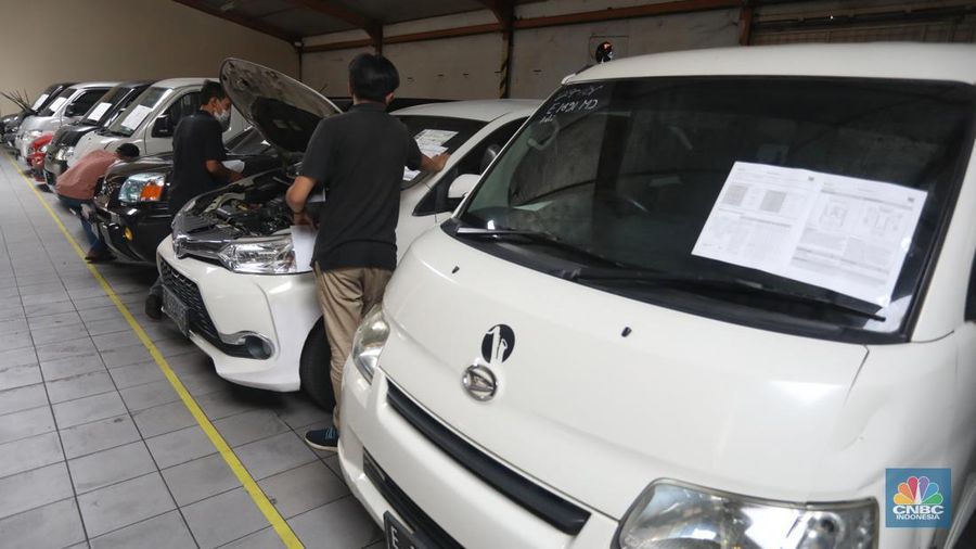 Peserta lelang melakukan pencekean kendaraan yang di lelang di Pool IBID Jl. Pulogadung No.35, RW.9, Jatinegara, Kec. Cakung, Kota Jakarta Timur, Rabu (8/6/2022). (CNBC Indonesia/Andrean Kristianto)