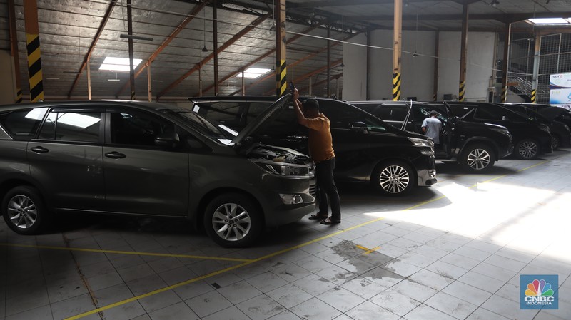 Peserta lelang melakukan pencekean kendaraan yang di lelang di Pool IBID Jl. Pulogadung No.35, RW.9, Jatinegara, Kec. Cakung, Kota Jakarta Timur, Rabu (8/6/2022). (CNBC Indonesia/Andrean Kristianto)