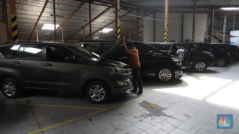 Peserta lelang melakukan pencekean kendaraan yang di lelang di Pool IBID Jl. Pulogadung No.35, RW.9, Jatinegara, Kec. Cakung, Kota Jakarta Timur, Rabu (8/6/2022). (CNBC Indonesia/Andrean Kristianto)