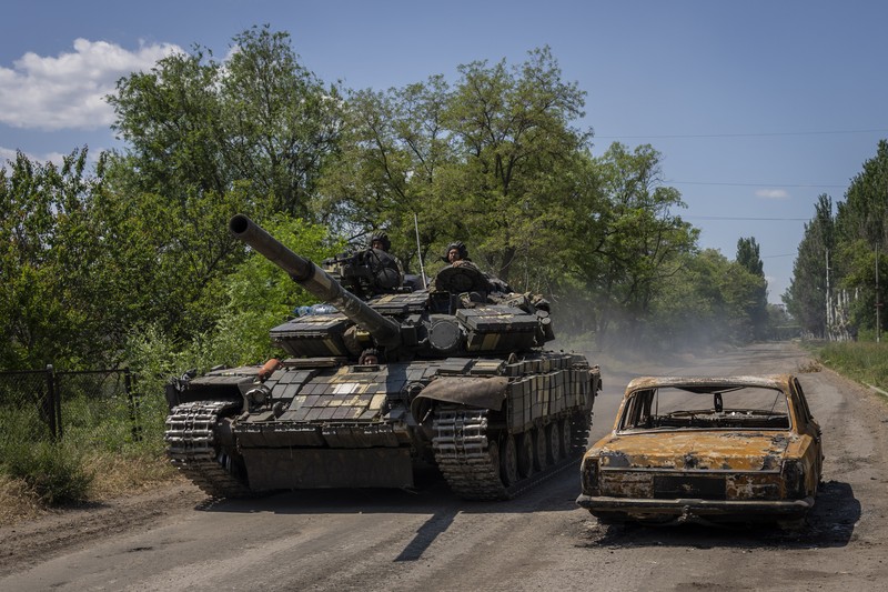 Sebuah tank tempur utama Ukraina melaju di jalan selama penembakan mortir terdekat di Severodonetsk, Ukraina timur. (AFP via Getty Images/YASUYOSHI CHIBA) Sebuah tank tempur utama Ukraina melaju di jalan selama penembakan mortir terdekat di Severodonetsk, Ukraina timur. (AFP via Getty Images/YASUYOSHI CHIBA)