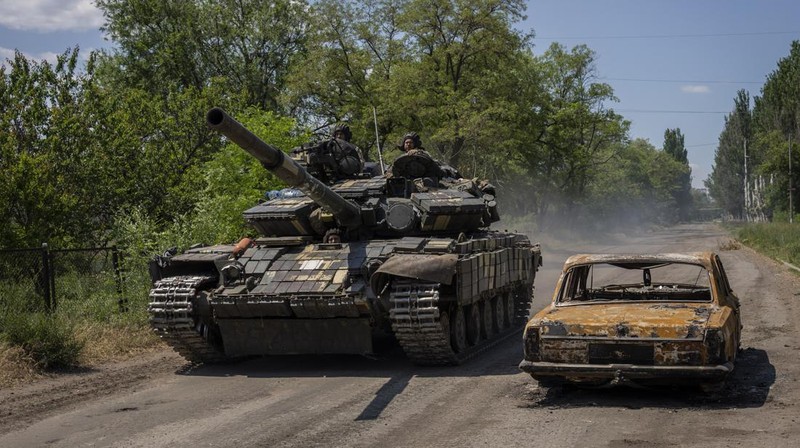 Sebuah tank tempur utama Ukraina melaju di jalan selama penembakan mortir terdekat di Severodonetsk, Ukraina timur. (AFP via Getty Images/YASUYOSHI CHIBA)