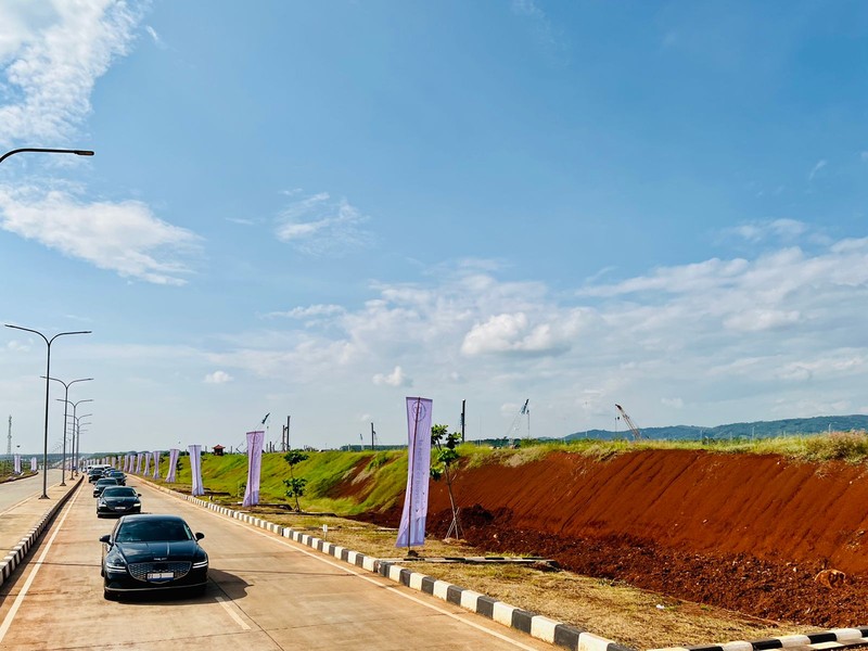 Presiden Jokowi dan rombongan menggunakan mobil listrik dalam rangkaian kendaraan yang membawanya ke Kawasan Industri Terpadu Batang (KITB) di Kabupaten Batang. (Dok: Biro Pers Sekretariat Presiden) Presiden Jokowi dan rombongan menggunakan mobil listrik dalam rangkaian kendaraan yang membawanya ke Kawasan Industri Terpadu Batang (KITB) di Kabupaten Batang. (Dok: Biro Pers Sekretariat Presiden)