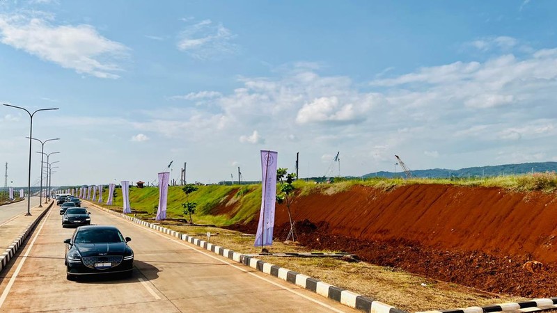 Presiden Jokowi dan rombongan menggunakan mobil listrik dalam rangkaian kendaraan yang membawanya ke Kawasan Industri Terpadu Batang (KITB) di Kabupaten Batang. (Dok: Biro Pers Sekretariat Presiden)
