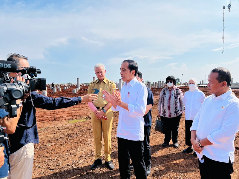 Presiden Jokowi dan rombongan menggunakan mobil listrik dalam rangkaian kendaraan yang membawanya ke Kawasan Industri Terpadu Batang (KITB) di Kabupaten Batang. (Dok: Biro Pers Sekretariat Presiden) Presiden Jokowi dan rombongan menggunakan mobil listrik dalam rangkaian kendaraan yang membawanya ke Kawasan Industri Terpadu Batang (KITB) di Kabupaten Batang. (Dok: Biro Pers Sekretariat Presiden)